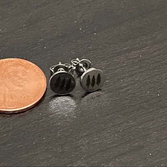 Tiny pine tree stud earrings - Picture 4 of 5